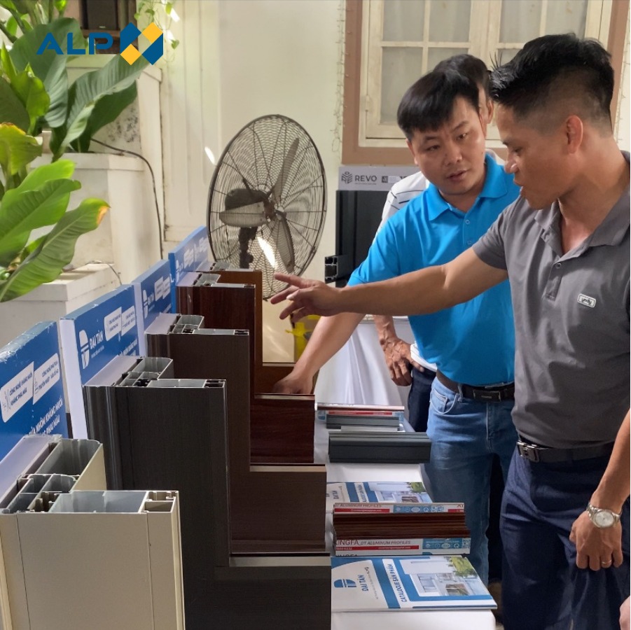 Khách hàng được đội ngũ An Lập Phát giới thiệu về giải pháp nhôm thủy lực tại workshop