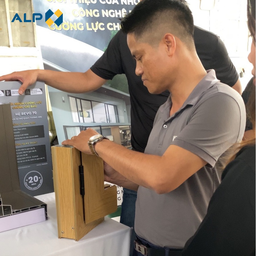 Khách hàng trực tiếp trải nghiệm sản phẩm của Revo