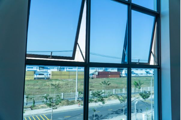 Gợi ý bạn cách lựa chọn cửa sổ mở hất 2 cánh phù hợp với công trình