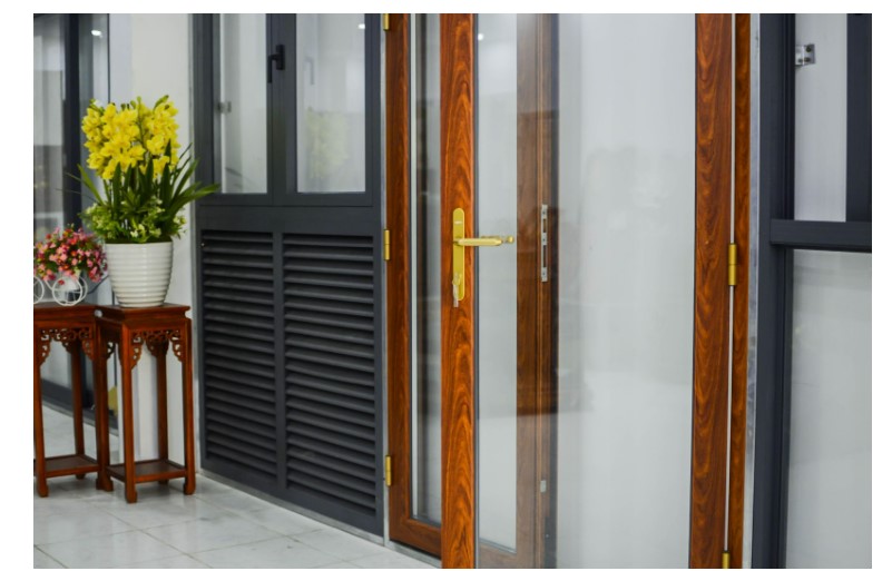 Cửa nhôm Giả gỗ (Vân gỗ) Đại Tân: Kinh nghiệm lựa chọn, Top mẫu cửa Đẹp – Sang trọng từ nhà máy